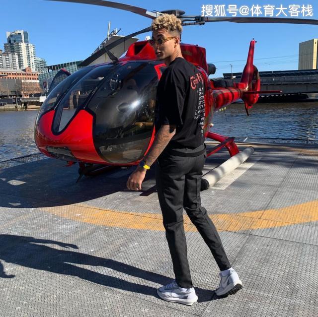 詹姆斯在澳大利亚队比赛中出色发挥，领先优势明显引发热议！